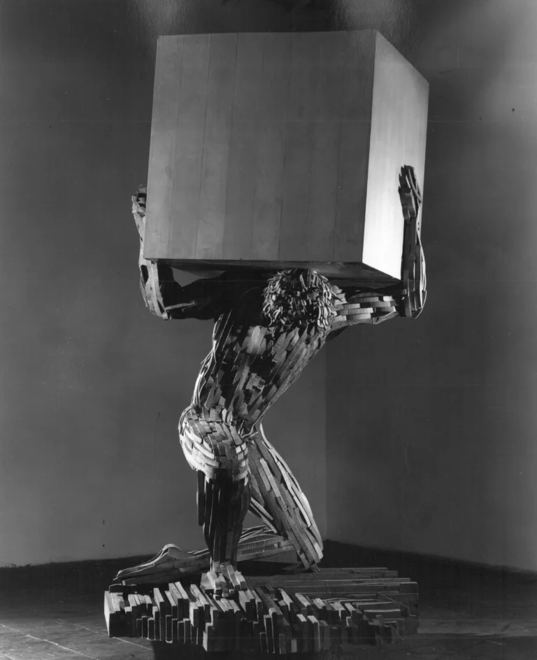 Mario Ceroli, Discorsi platonici sulla geometria (Uomo con cubo), 1985-90. Russian pine wood, cm 275 x 170 x 135