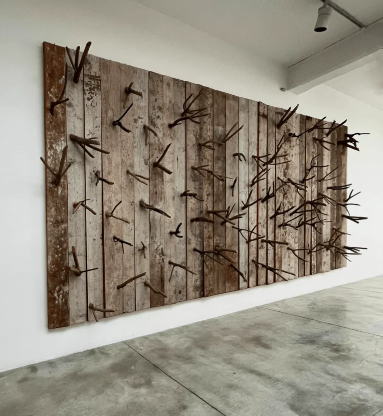 Mario Ceroli, Pier delle Vigne, 1979. Russian pine wood and branches, cm 304 x 55 x 627