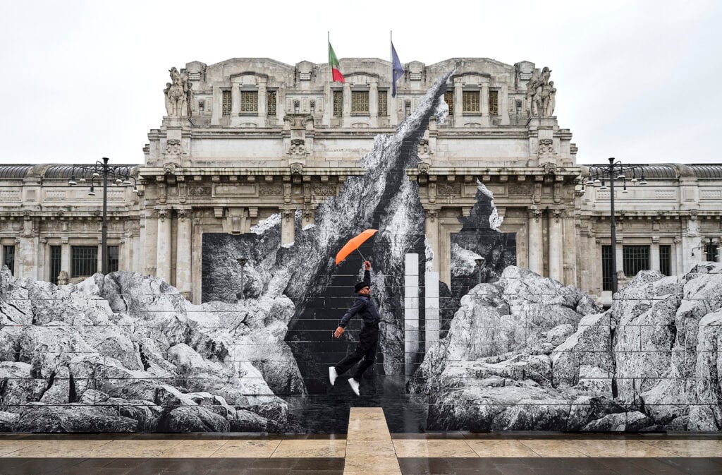 La gigantesca scultura dell’artista JR di fronte alla Stazione di Milano Centrale