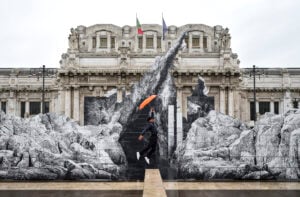 La gigantesca scultura dell’artista JR di fronte alla Stazione di Milano Centrale