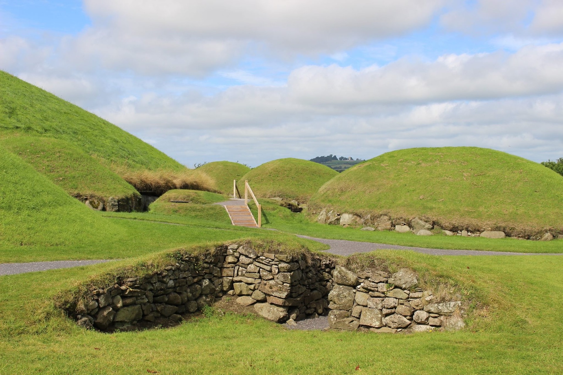 Newgrange, Valle del Boyne, Irlanda. Photo via Wikimedia