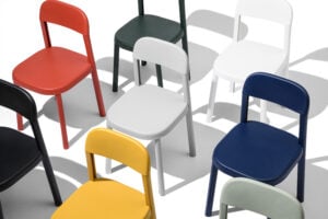 Tutti i colori della plastica (riciclata). La OTO Chair al Salone del Mobile di Milano 