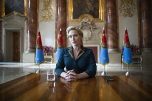 Kate Winslet perfida tiranna in “The regime”, esilarante caricatura di una dittatura