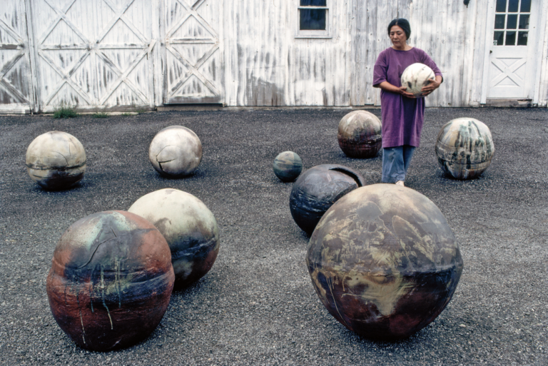 Toshiko Takaezu with moons, 1979. Photo Hiro. Toshiko Takaezu Archives © Family of Toshiko Takaezu