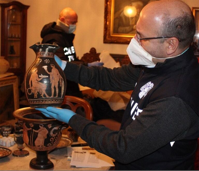 Un carabiniere mostra degli elementi archeologici sequestrati, courtesy of Bologna24ore