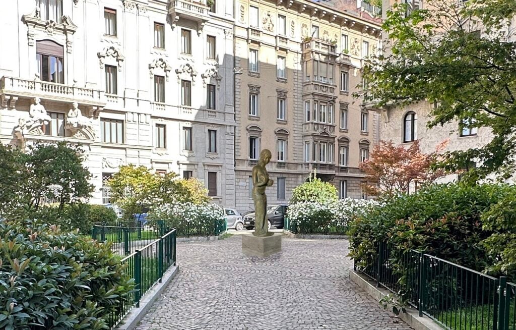 Vera Omodeo, Dal latte materno veniamo, ipotesi di collocazione in piazza Eleonora Duse