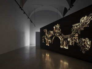 L’oro e il nero nella mostra di Fabrizio Plessi nella ex chiesa di Padova