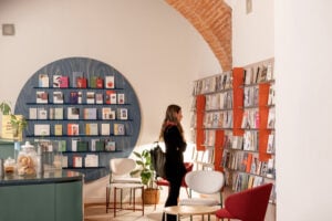 La libreria Brac di Firenze festeggia 15 anni con un libro di ricette interpretate dagli artisti 