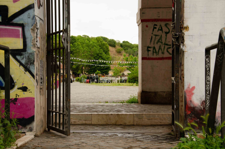 Il Campo Boario visto dall’ingresso sul Lungotevere con il Monte dei Cocci sullo sfondo. Photo © Izadora Amaral