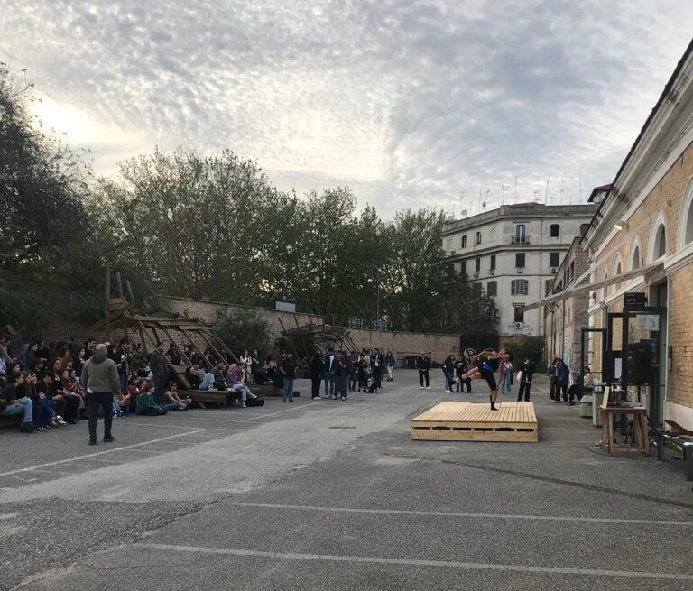 Progetto Costellazione” 2023, a cura dell’Associazione studentesca ArchA sul piazzale di fronte all’ex-biblioteca del Dipartimento di Architettura. Photo © Martina Pietropaoli