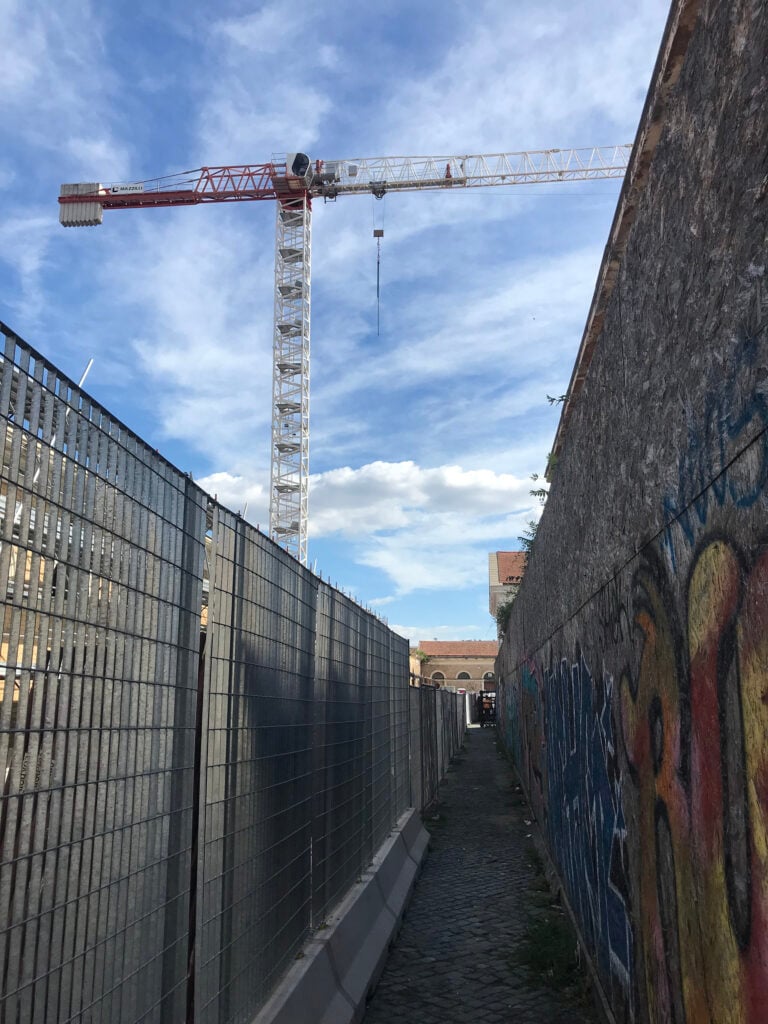 Percorso verso la Biblioteca di Area delle Arti del Dipartimento di Architettura al confine con il cantiere all’inizio dei lavori nell’autunno 2023. Photo © Martina Pietropaoli