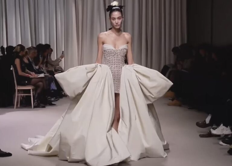 3 sfilata giambattista valli ss24 Tutte le tendenze della moda 2024 che si intrecciano con la cultura 