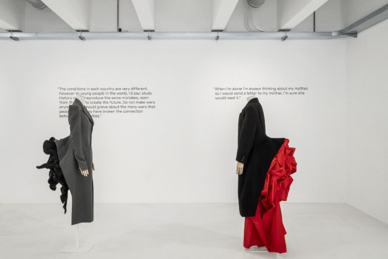La mostra Yohji Yamamoto. Letter to the Future