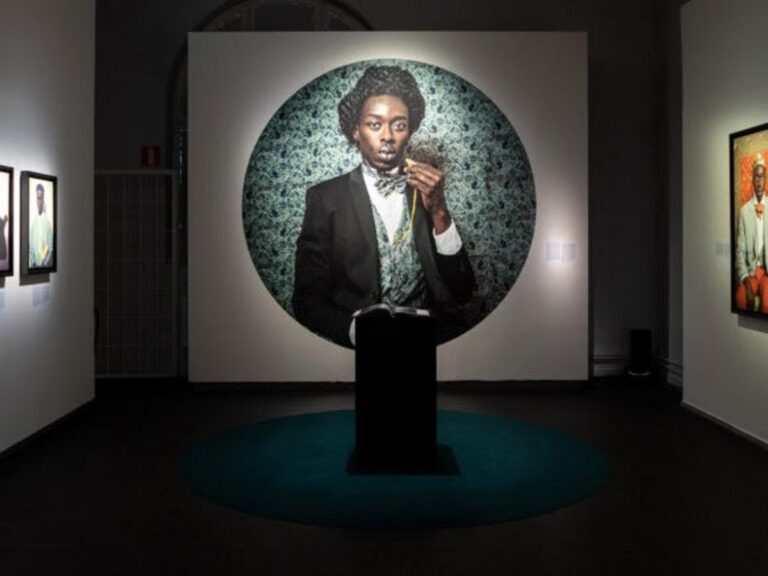6 image credit omar victor diop exhibition at fotografiska sweden 7 oct 2022 12 mar 2023 curated by renee mussai image courtesy fotografiska Lavorare nell’arte e cultura: opportunità da Arnia 33, IED Firenze, Camera di Commercio e Autograph