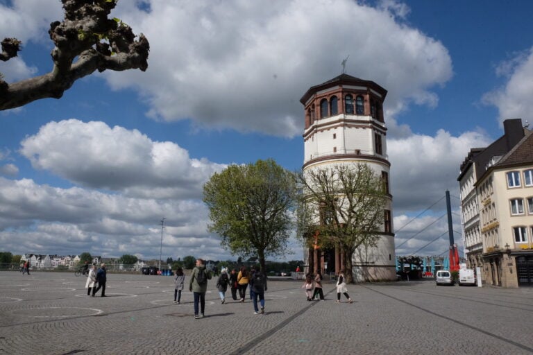 Düsseldorf. Al centro della Burgplatz si alza la Schlossturm, unico resto del castello granducale, oggi sede del Museo navale ©Photo Dario Bragaglia