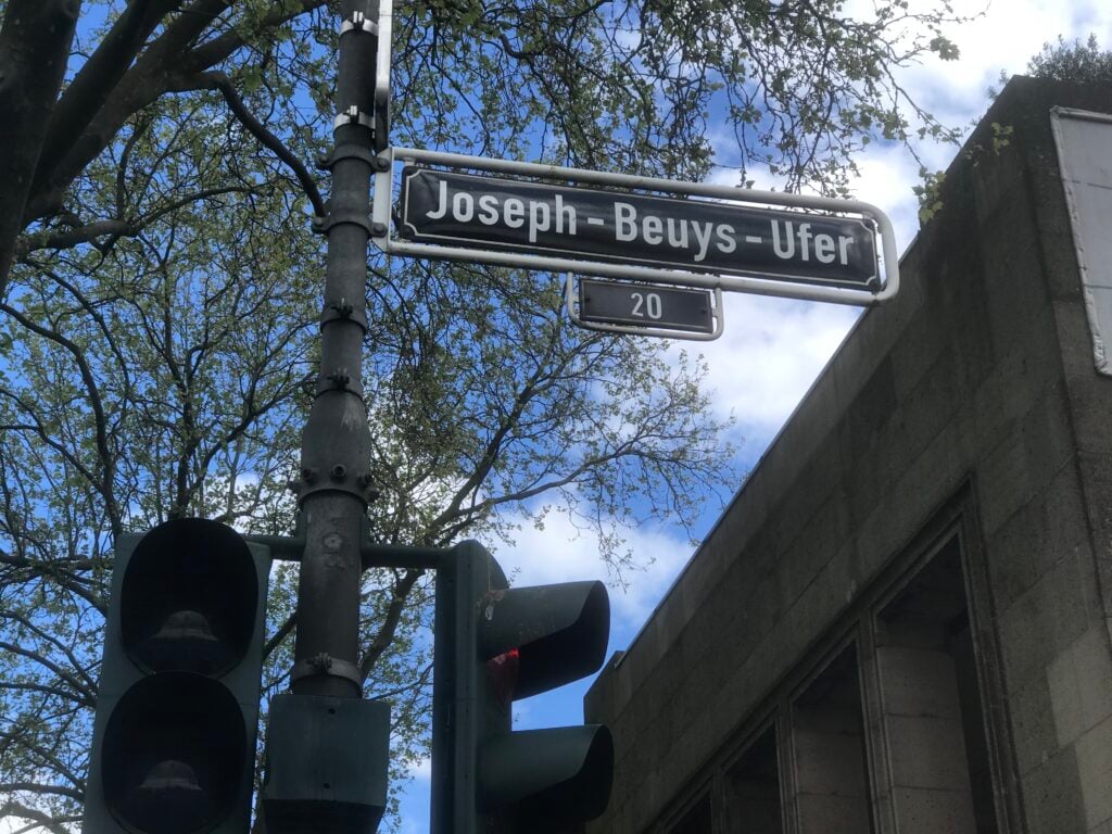 Düsseldorf. Il tratto del lungofiume dedicato a Joseph Beuys ©Photo Dario Bragaglia