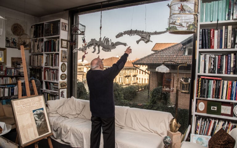 Nell’atelier di Ezio Gribaudo. La “casa matta” di Torino tra dinosauri e montagne di libri 