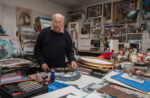 Ezio Gribaudo nel suo studio
