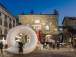 Franco Mazzucchelli, intervento pubblico, Piazza Vecchia, Bergamo, 2023, installation view. © Piercarlo Quecchia © DSL Studio