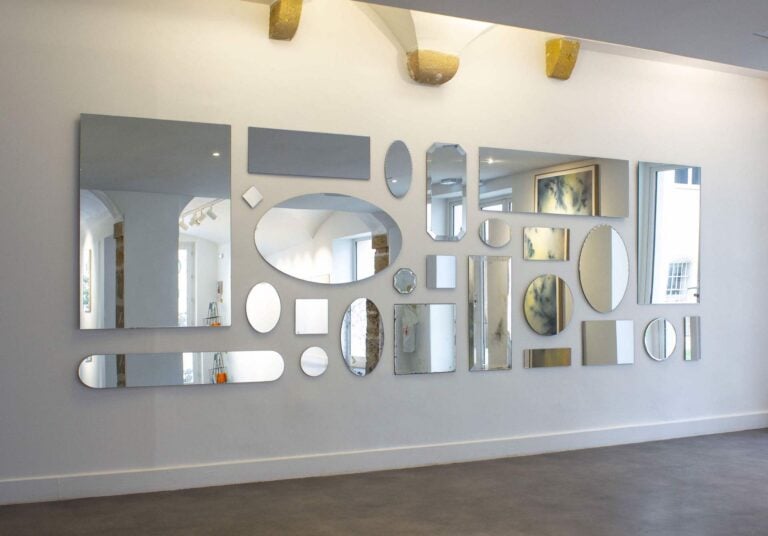 Jean-Baptiste Caron, Au gré des existences, 2023, specchi, trattamento antiappannamento, 430 x 140 cm