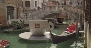 Tazzine come opere d’arte tra i canali di Venezia. La nuova campagna di illycaffè con la Biennale