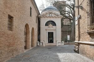 A Ravenna ogni giorno si legge Dante proprio di fronte alla sua tomba. Ecco come partecipare