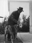Ligabue colto in un tenero gesto, mentre accarezza un cane