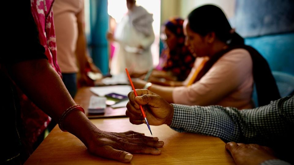 L'inchiostro indelebile sul dito indice di chi vota in India