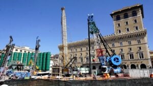 A Roma la street art sui mega silos di Piazza Venezia dove si costrusce la Metro C