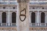 URBS SCRIPTA, Corno dogale con scudo sul lato interno della Loggia Foscara di Palazzo Ducale