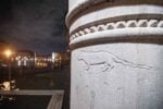 urbs scripta grande pantegana incisa sulla pietra distria della grande colonna dangolo dellex traghetto di san felice Urbs Scripta. C’è un festival dedicato ai graffiti storici di Venezia 
