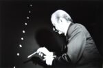 Lisetta Carmi, Lucio Fontana réalisant l’environnement spatial de la Gallleria del Deposito, 1967. Tirage photographique 30x40 cm Gênes, Galerie Martini & Ronchetti