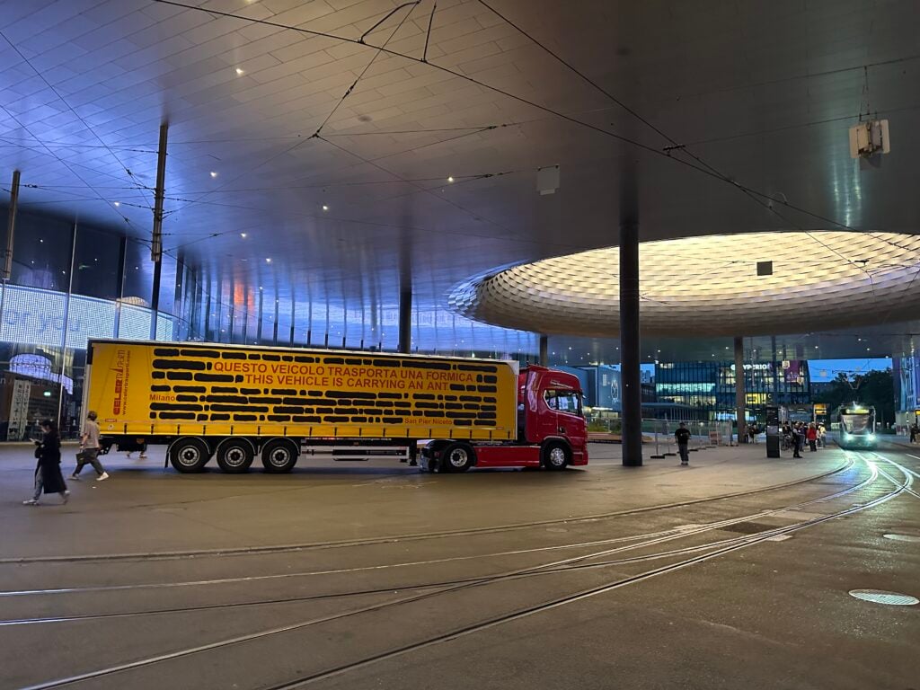 Cosa ci fa una formica su un tir in Svizzera? La nuova opera di Emilio Isgrò arrivata ad Art Basel 2024