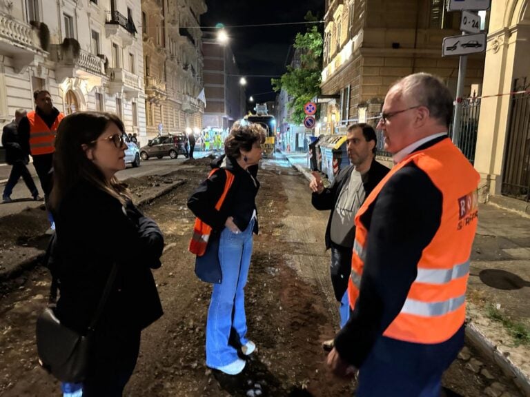 L’assessora ai lavori pubblici e alle infrastrutture del Comune di Roma Ornella Segnalini e il Sindaco Roberto Gualtieri durante un sopralluogo serale nel quartiere Prati. Courtesy Comune di Roma