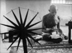 Margaret Bourke-White Mohandas Karamchand Gandhi mentre legge vicino a un arcolaio nella sua casa di Pune Pune, Maharashtra, India, 1946 Margaret Bourke-White/The LIFE Picture Collection/Shutterstock