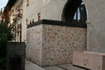Restauro e allestimento di Carlo Scarpa del Museo di Castelvecchio di Verona: Sacello nel cortile. Foto di K. Bertolaso, 2008 credit Archivio Carlo Scarpa, Museo di Castelvecchio. Musei Civici di Verona