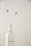 Brian Eno, Filipendula, 2021. Vaso in ceramica, altoparlanti, acciaio, componenti elettrici 202 x 66 x 30 cm. Courtesy Galleria Michela Rizzo. Foto Francesco Piva