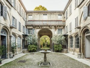 A Milano c’è un affascinante palazzo ottocentesco pieno di gallerie d’arte contemporanea