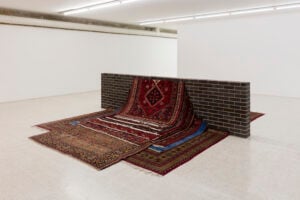 La spaesante mostra di Elisabetta Benassi. Una grande artista a Roma