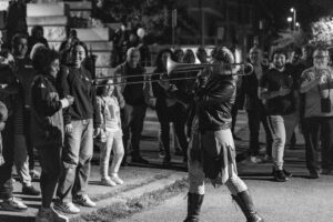 Uno spettacolo di danza su un campo da basket per parlare di lavoro