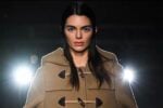 L’attrice Kendall Jenner in una rara apparizione per la sfilata Prada a:i 2023-4