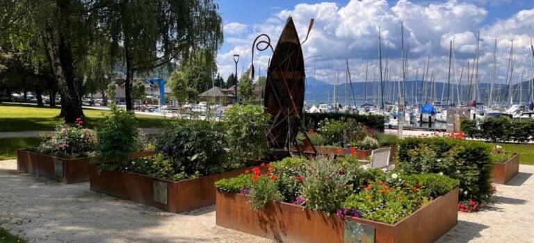 Le aiuole fiorite del Gardino Klimt sull'Attersee. Courtesy klimt-foundation.com