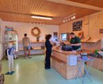 lo spaccio del mathis hof A Basilea puoi visitare una fiera in campagna mentre raccogli le fragole in un campo