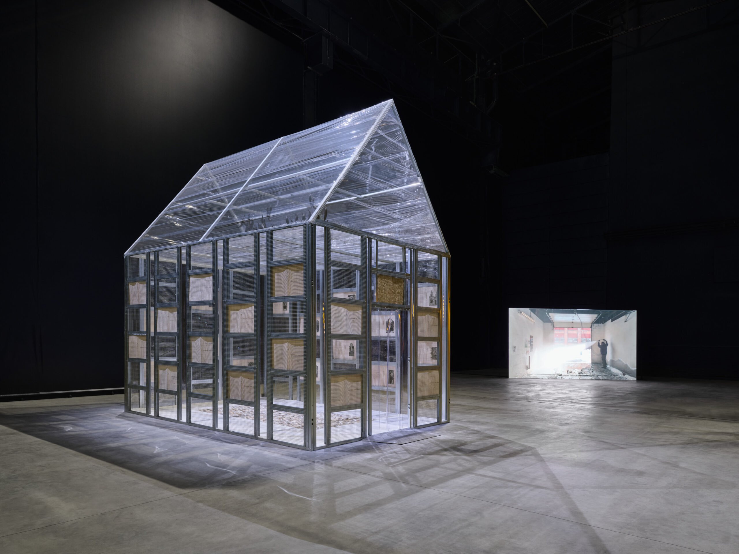 https://www.artribune.com/wp-content/uploads/2024/06/nari-ward-ground-break-veduta-della-mostra-pirelli-hangarbicocca-milano-2024-courtesy-lartista-e-pirelli-hangarbicocca-milano-foto-agostino-osio-4-scaled.jpg
