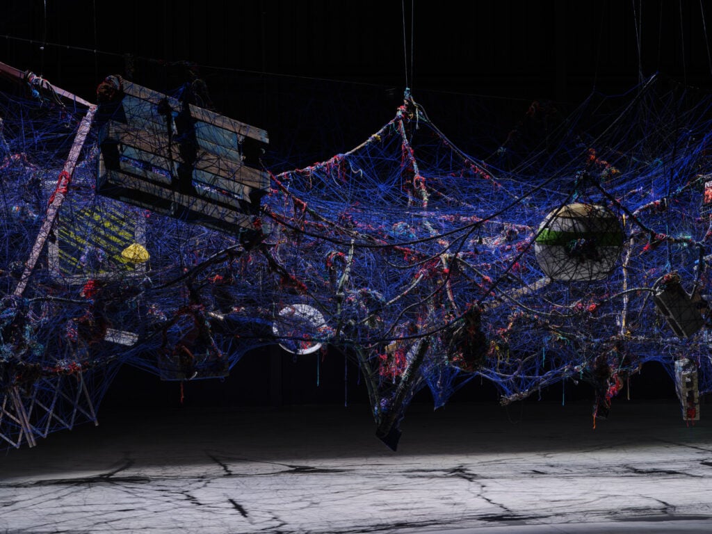 Nari Ward, Hunger Cradle, 1996-2024 (particolare). Veduta dell’installazione, Pirelli HangarBicocca, Milano, 2024. Collezione privata. Courtesy l’artista e Pirelli HangarBicocca, Milano. Foto Agostino Osio