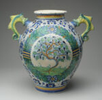 Orciolo con pianta di vite, probabile insegna della spezieria. Decoro a “palmetta persiana, 1530-1550. Montelupo Fiorentino, Museo della ceramica