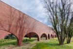 Precises Acts” Ateliers Hermès Normandy France. View of the workshops from the entrance | Lina Ghotmeh —Architecture | photo Iwan Baan | ©Hermès, 2023