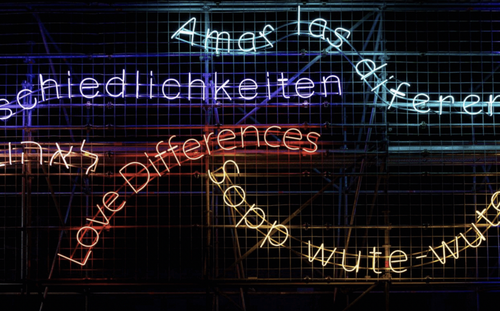 Michelangelo Pistoletto, Love Difference, 2005-2024, neon, 6,40 x 40 m. Courtesy l&rsquo;artista e GALLERIA CONTINUA. Foto: Cosimo Rubino