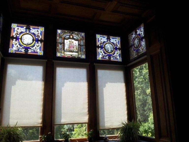 Una delle vetrate artistiche di Villa Paulick. Courtesy villapaulick.at