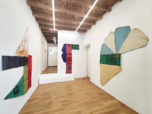 Le fessure di Zè Tepedino in mostra a Milano